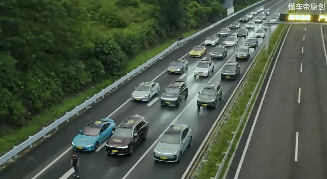懂車(chē)帝在一條臨時(shí)封閉的15公里高速上，復(fù)刻了9個(gè)真實(shí)的事故場(chǎng)景 | 圖片來(lái)源：懂車(chē)帝