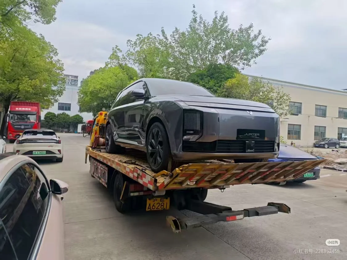 極越09中大型SUV實(shí)車曝光：配像素大燈 網(wǎng)友表示像理想