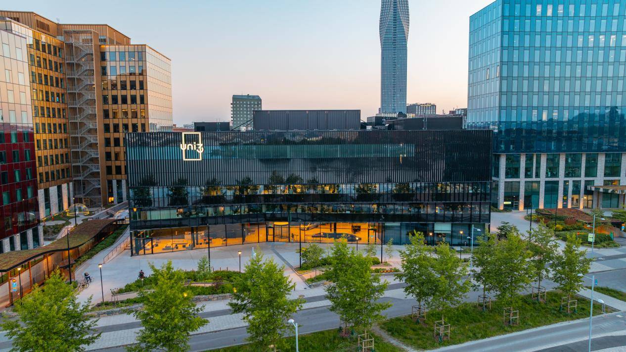 9月25日,吉利汽車通過視頻直播,首次全面開放位于瑞典哥德堡的歐洲創(chuàng)新中心(Uni3)