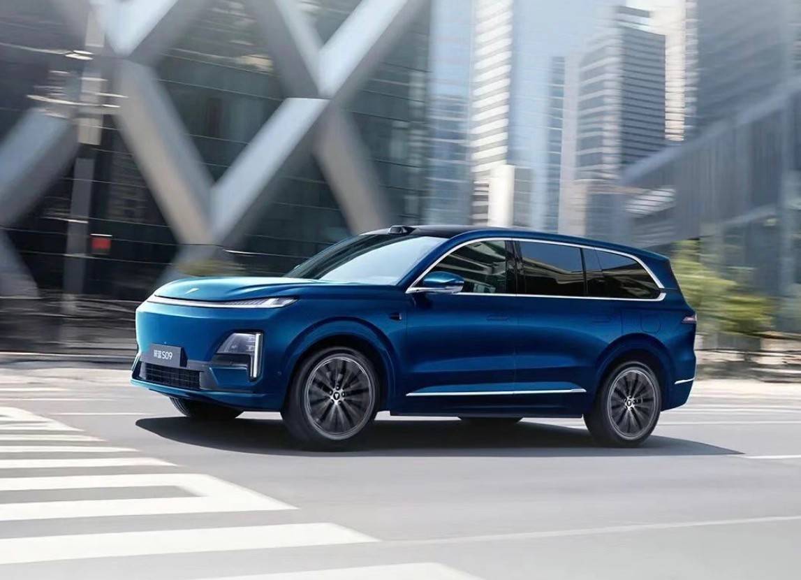 深藍S09“加配不加價”反遭差評潮,115億虧空難撐高端夢