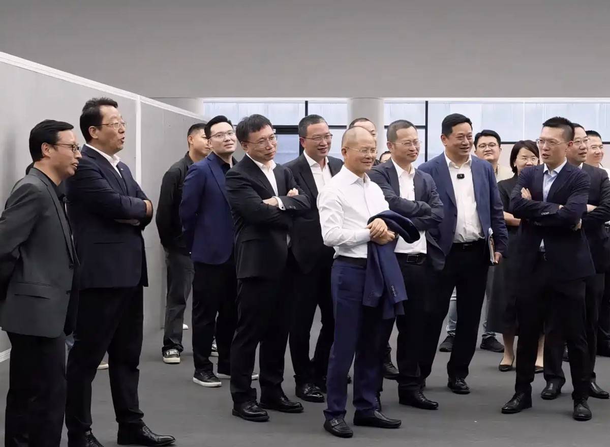 華為+廣汽的新動(dòng)向:?jiǎn)⒕称放剖卓钴?026年亮相,搭華為乾崑方案