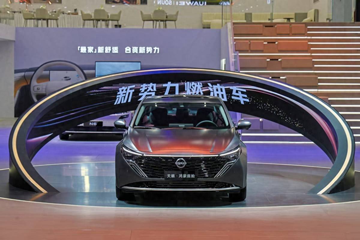 打破智能壁壘!天籟?鴻蒙座艙上市,燃油車的 \"智能平權\" 時代來了