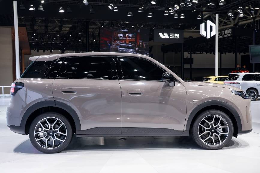 零跑A10首次亮相,懸念拉滿,十萬內(nèi)到底能做到什么水平?