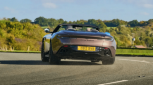 阿斯頓·馬丁DB12 Volante:拳打賓利歐陸GTC,腳踢法拉利Roma Spider