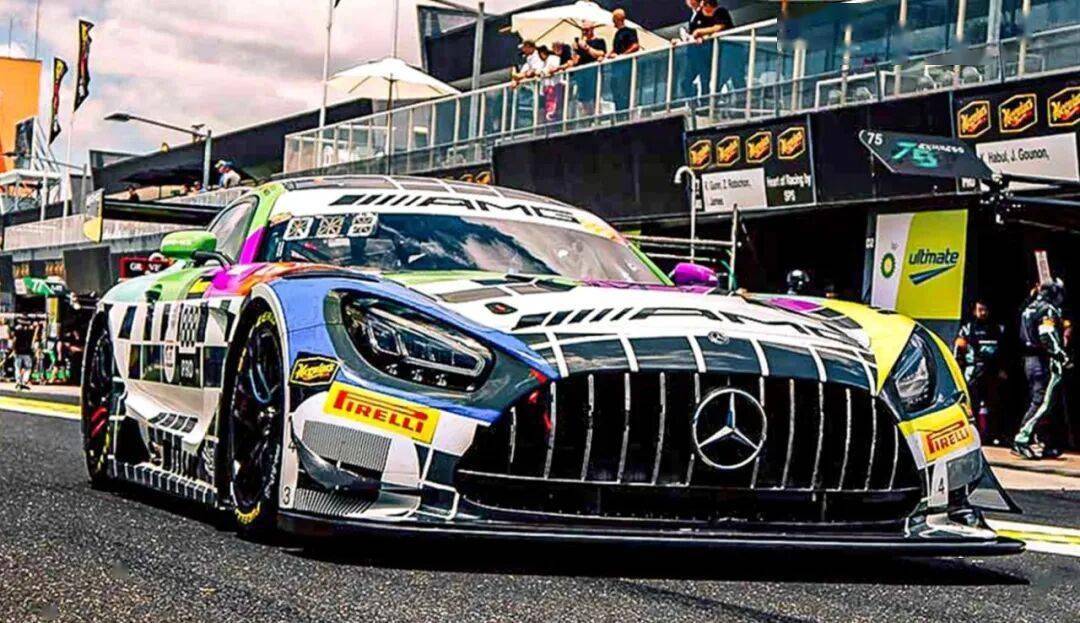 梅賽德斯-AMG GT3是一款專為GT3賽事打造的高性能賽車,代表了奔馳在賽車運動領域的頂尖技術水準