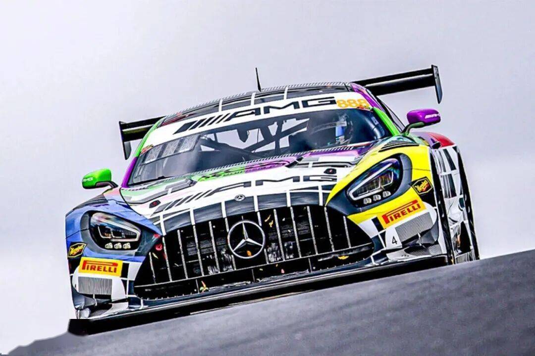 梅賽德斯-AMG GT3是一款專為GT3賽事打造的高性能賽車,代表了奔馳在賽車運動領域的頂尖技術水準
