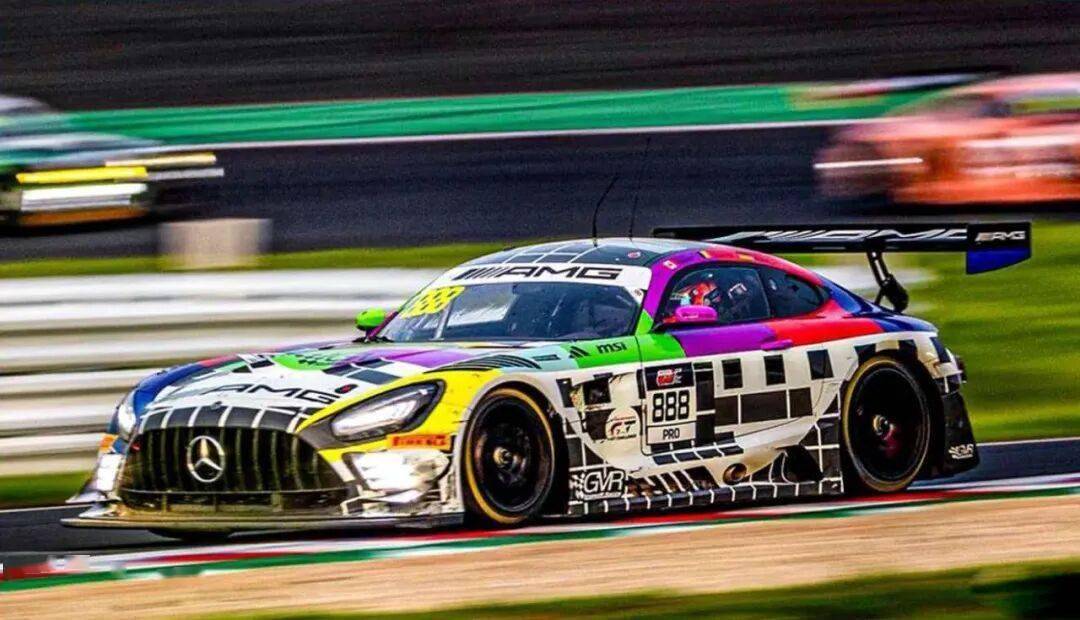 梅賽德斯-AMG GT3是一款專為GT3賽事打造的高性能賽車,代表了奔馳在賽車運動領域的頂尖技術水準