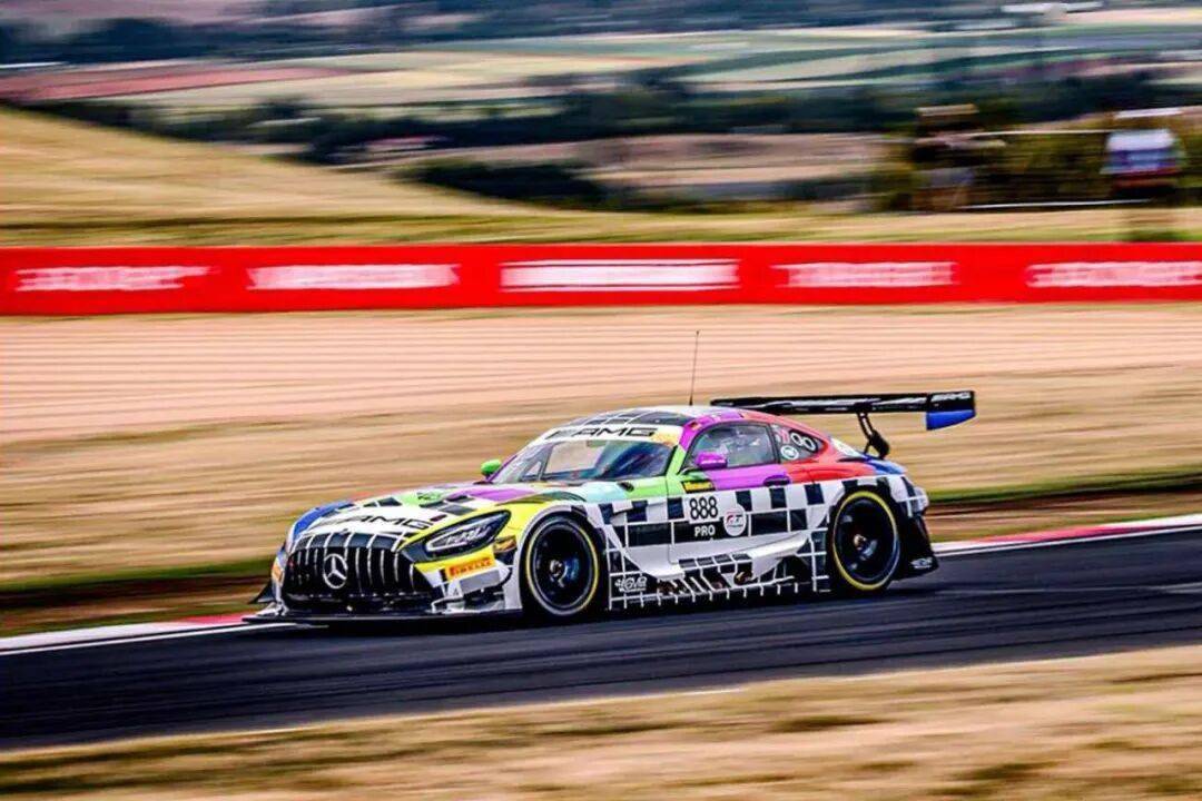 梅賽德斯-AMG GT3是一款專為GT3賽事打造的高性能賽車,代表了奔馳在賽車運動領域的頂尖技術水準