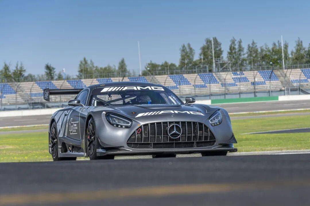 梅賽德斯-AMG GT3是一款專為GT3賽事打造的高性能賽車,代表了奔馳在賽車運動領域的頂尖技術水準