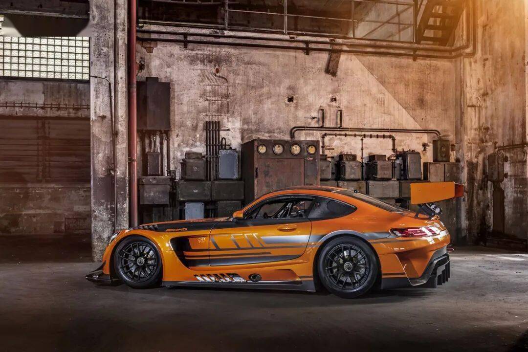 梅賽德斯-AMG GT3是一款專為GT3賽事打造的高性能賽車,代表了奔馳在賽車運動領域的頂尖技術水準