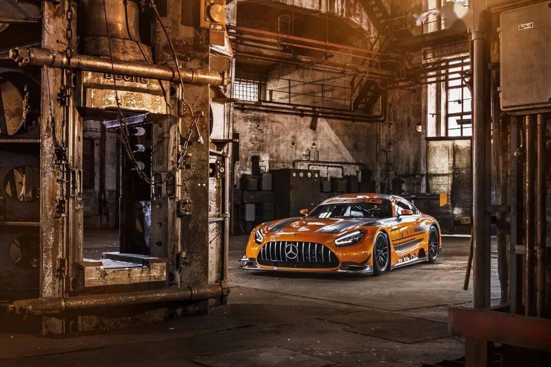 梅賽德斯-AMG GT3是一款專為GT3賽事打造的高性能賽車,代表了奔馳在賽車運動領域的頂尖技術水準