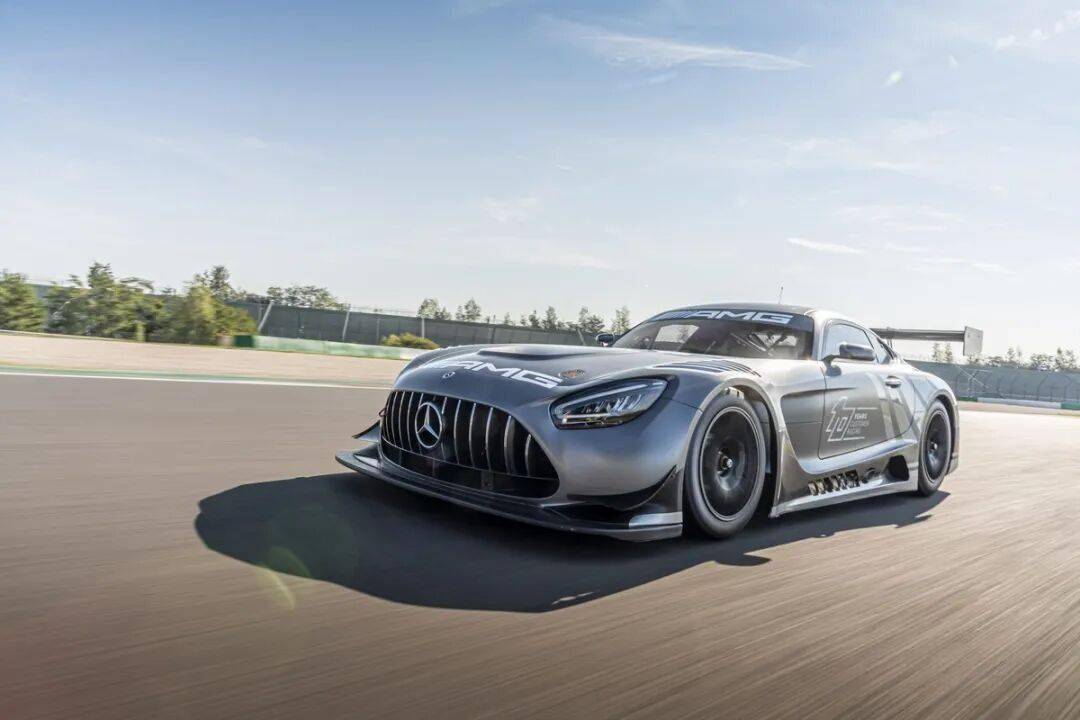 梅賽德斯-AMG GT3是一款專為GT3賽事打造的高性能賽車,代表了奔馳在賽車運動領域的頂尖技術水準