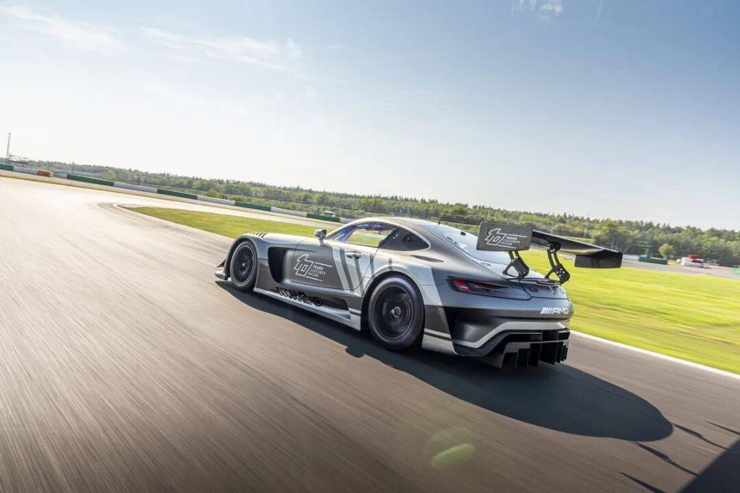 梅賽德斯-AMG GT3是一款專為GT3賽事打造的高性能賽車,代表了奔馳在賽車運動領域的頂尖技術水準