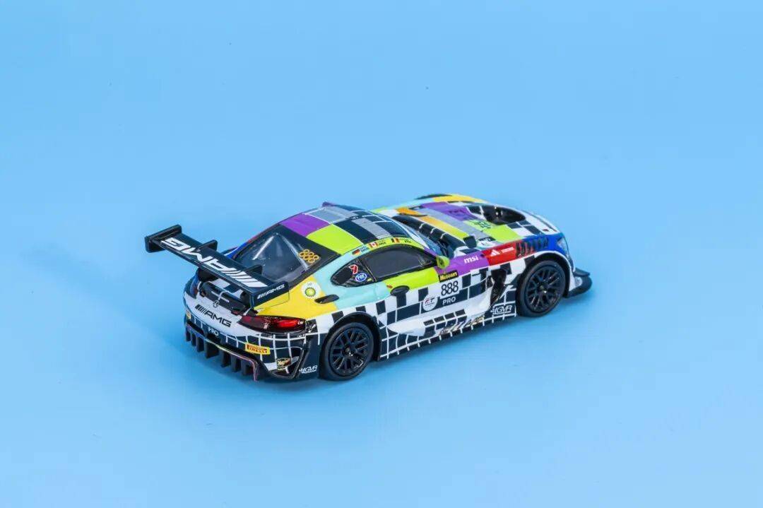 梅賽德斯-AMG GT3是一款專為GT3賽事打造的高性能賽車,代表了奔馳在賽車運動領域的頂尖技術水準