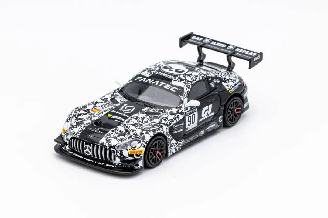 梅賽德斯-AMG GT3是一款專為GT3賽事打造的高性能賽車,代表了奔馳在賽車運動領域的頂尖技術水準