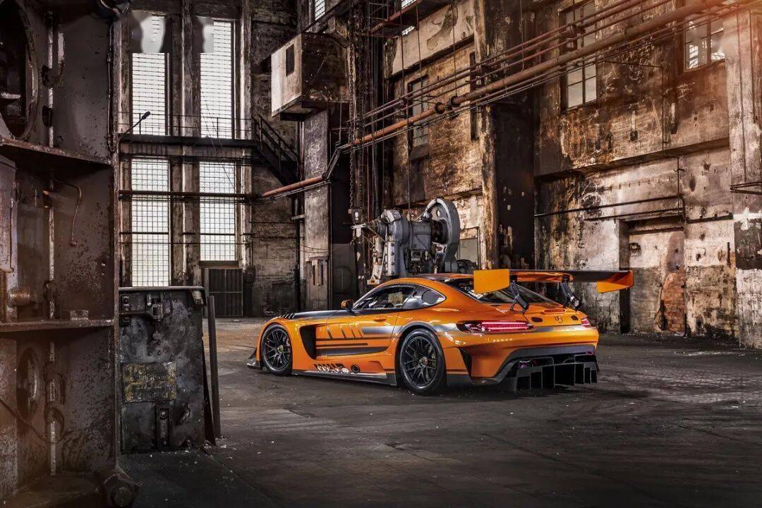 梅賽德斯-AMG GT3是一款專為GT3賽事打造的高性能賽車,代表了奔馳在賽車運動領域的頂尖技術水準
