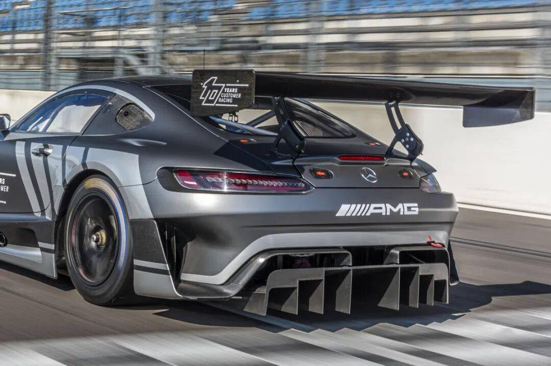 梅賽德斯-AMG GT3是一款專為GT3賽事打造的高性能賽車,代表了奔馳在賽車運動領域的頂尖技術水準