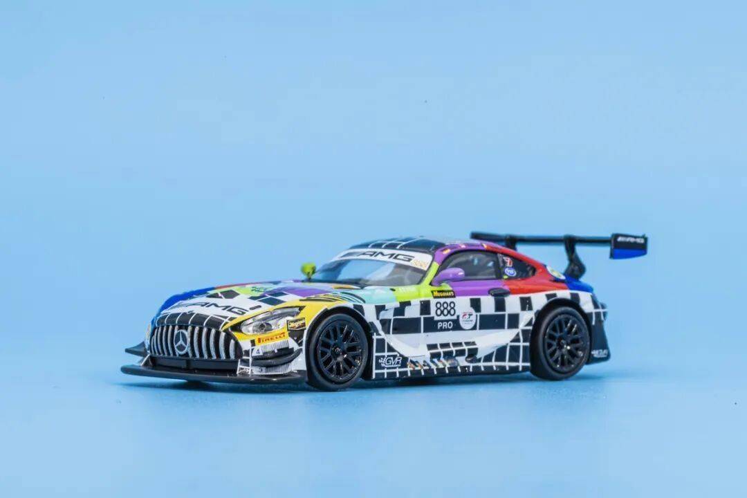 梅賽德斯-AMG GT3是一款專為GT3賽事打造的高性能賽車,代表了奔馳在賽車運動領域的頂尖技術水準
