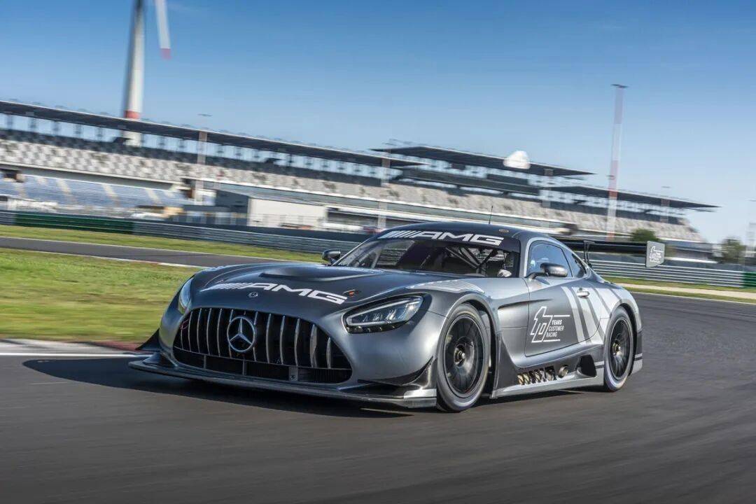 梅賽德斯-AMG GT3是一款專為GT3賽事打造的高性能賽車,代表了奔馳在賽車運動領域的頂尖技術水準