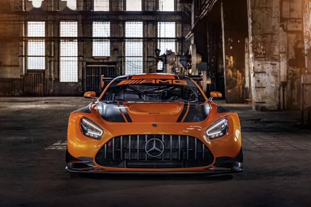 梅賽德斯-AMG GT3是一款專為GT3賽事打造的高性能賽車,代表了奔馳在賽車運動領域的頂尖技術水準