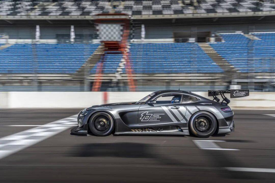 梅賽德斯-AMG GT3是一款專為GT3賽事打造的高性能賽車,代表了奔馳在賽車運動領域的頂尖技術水準
