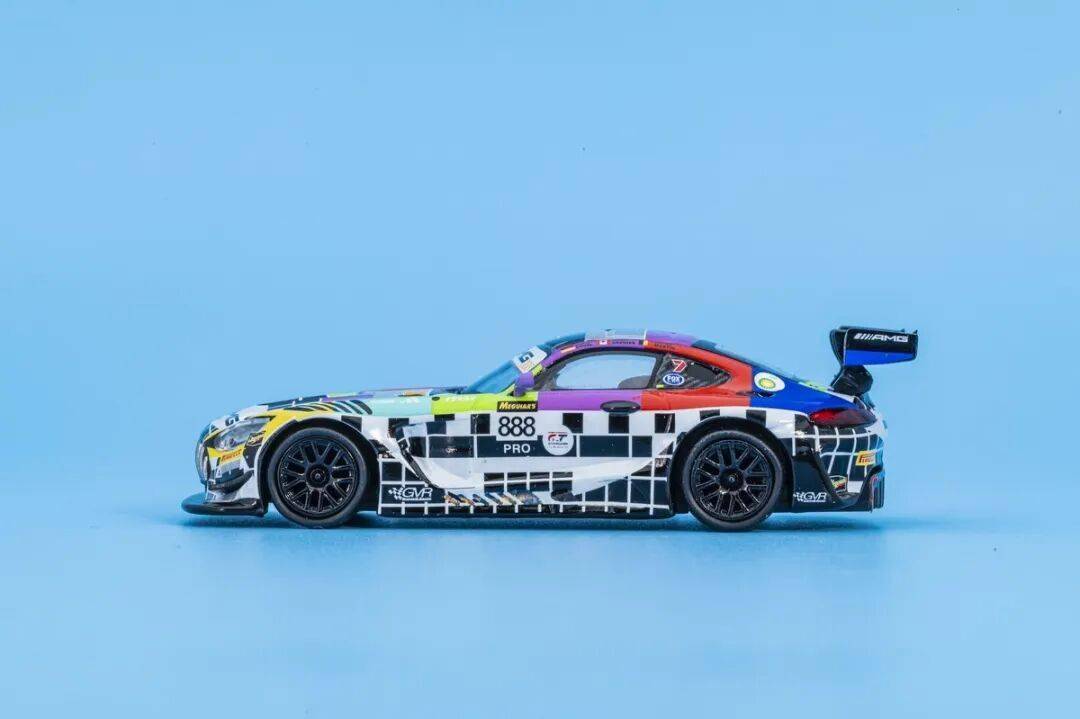 梅賽德斯-AMG GT3是一款專為GT3賽事打造的高性能賽車,代表了奔馳在賽車運動領域的頂尖技術水準