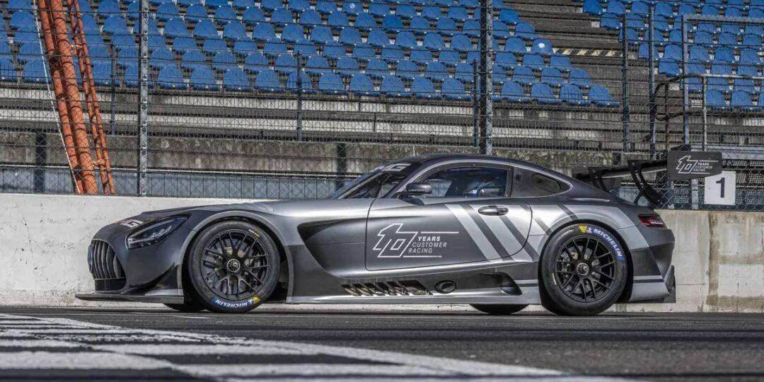 梅賽德斯-AMG GT3是一款專為GT3賽事打造的高性能賽車,代表了奔馳在賽車運動領域的頂尖技術水準