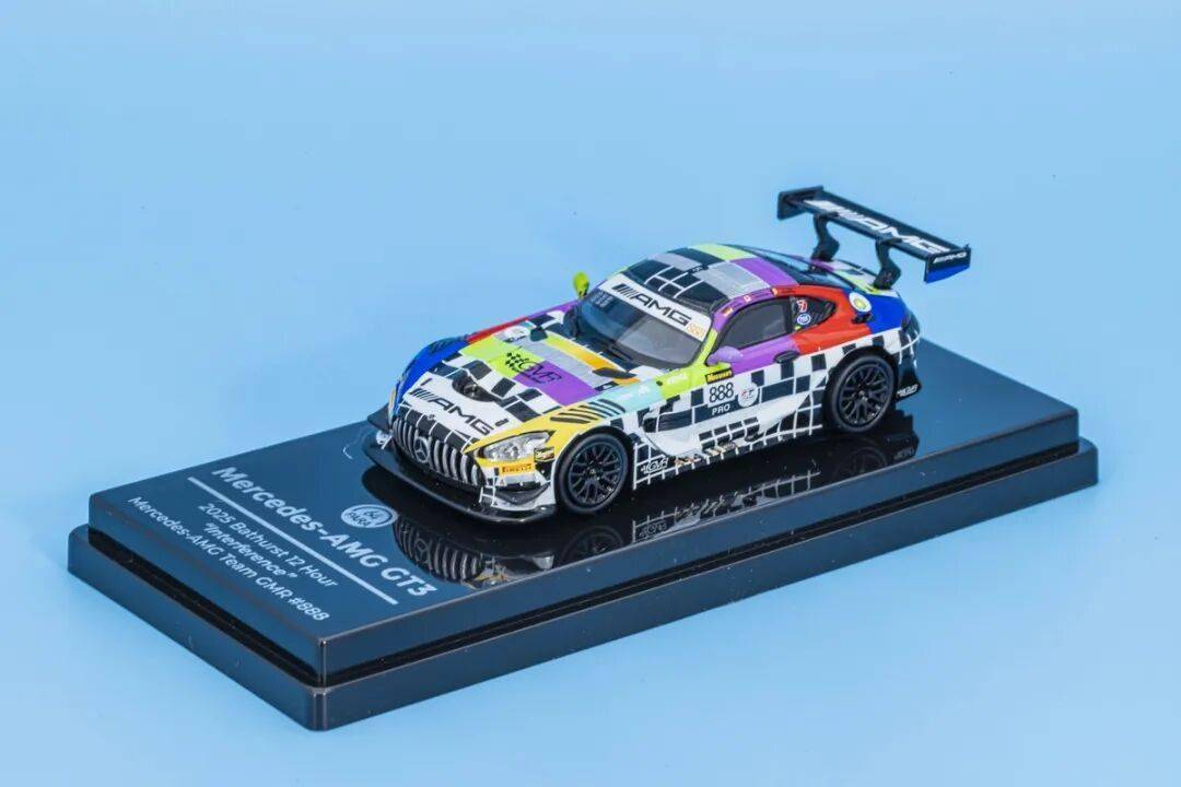 梅賽德斯-AMG GT3是一款專為GT3賽事打造的高性能賽車,代表了奔馳在賽車運動領域的頂尖技術水準