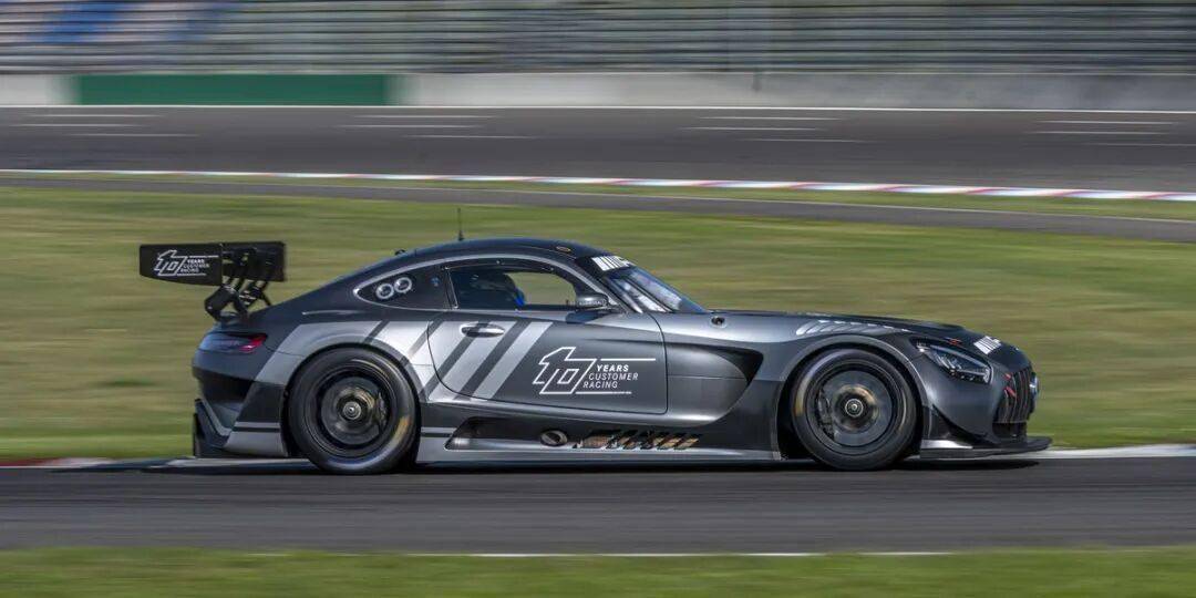 梅賽德斯-AMG GT3是一款專為GT3賽事打造的高性能賽車,代表了奔馳在賽車運動領域的頂尖技術水準