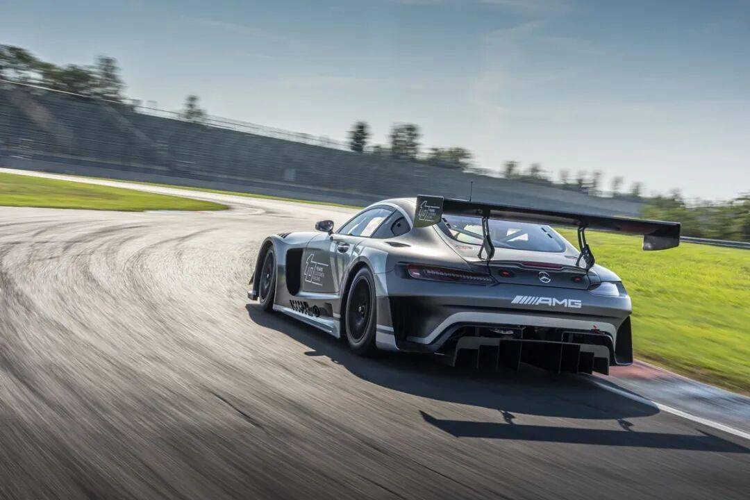 梅賽德斯-AMG GT3是一款專為GT3賽事打造的高性能賽車,代表了奔馳在賽車運動領域的頂尖技術水準