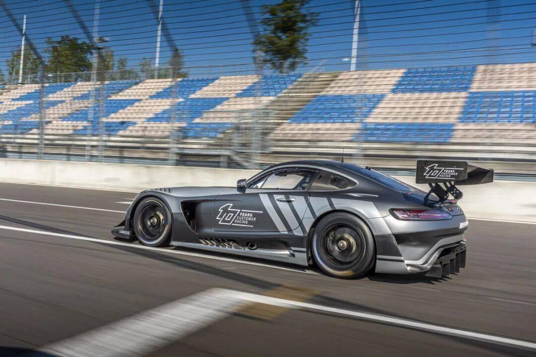 梅賽德斯-AMG GT3是一款專為GT3賽事打造的高性能賽車,代表了奔馳在賽車運動領域的頂尖技術水準