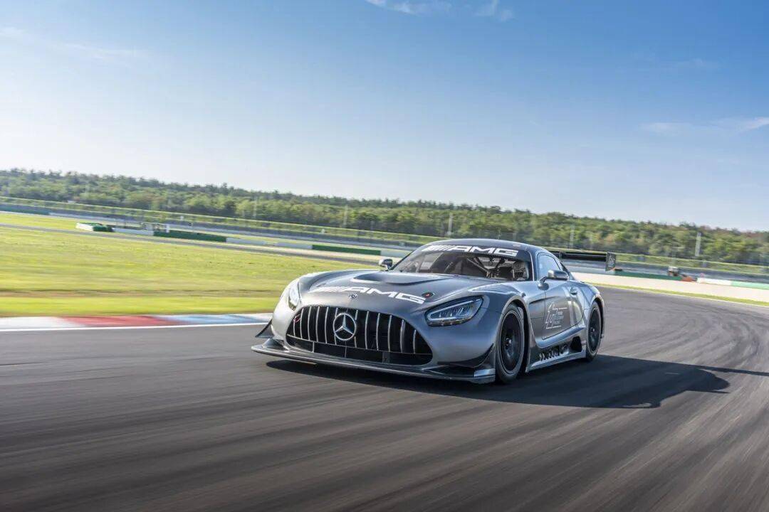 梅賽德斯-AMG GT3是一款專為GT3賽事打造的高性能賽車,代表了奔馳在賽車運動領域的頂尖技術水準