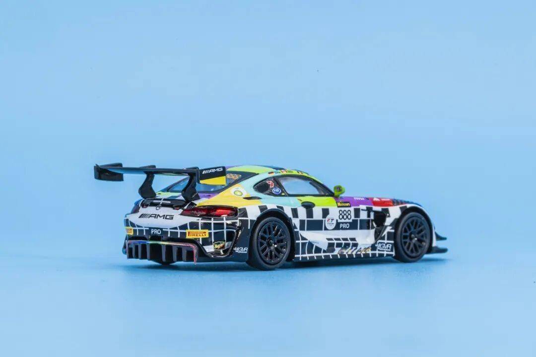 梅賽德斯-AMG GT3是一款專為GT3賽事打造的高性能賽車,代表了奔馳在賽車運動領域的頂尖技術水準