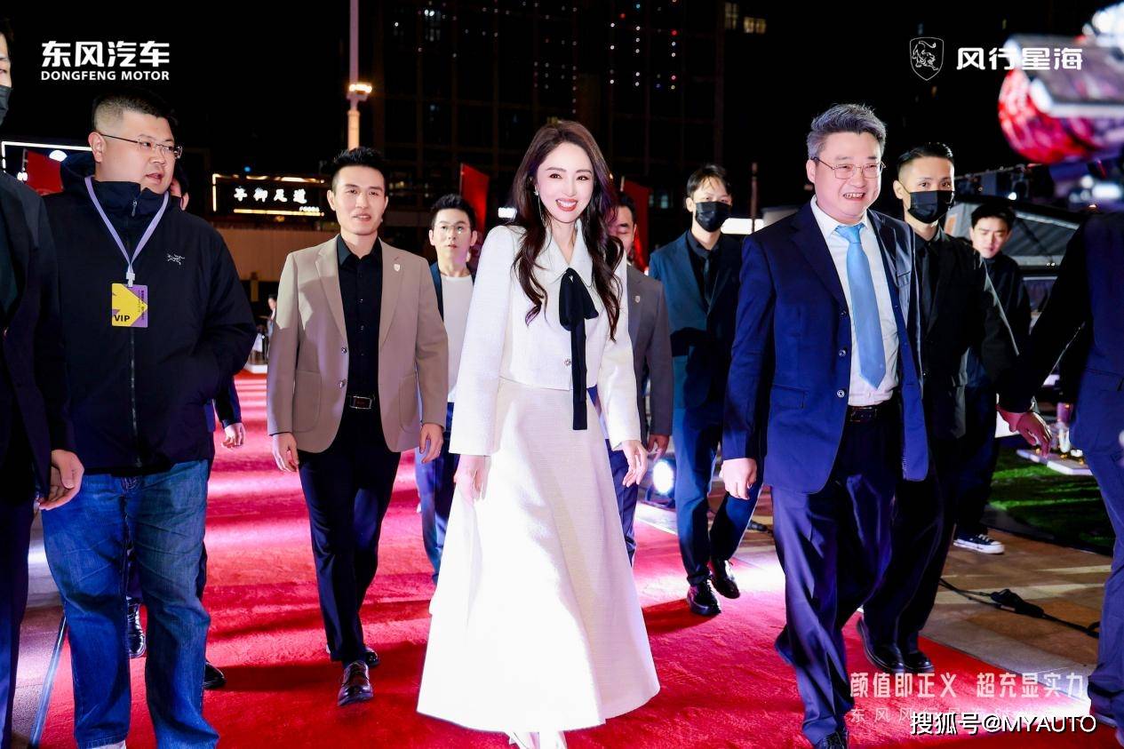 東風風行星海時尚之夜收官:國民女神董璇助陣,多車齊發震撼全場!