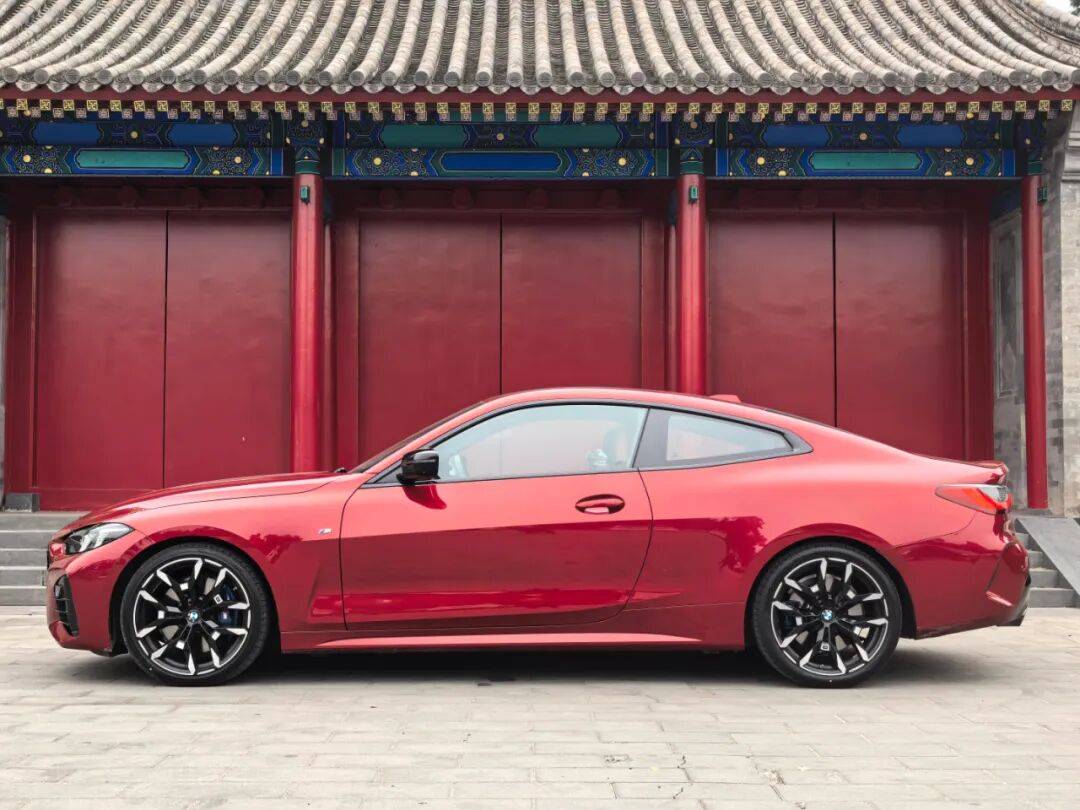 寶馬G22 430i雙門(mén)轎跑車(chē)換了尾標(biāo)的雙門(mén)版3系,操控自然更便捷