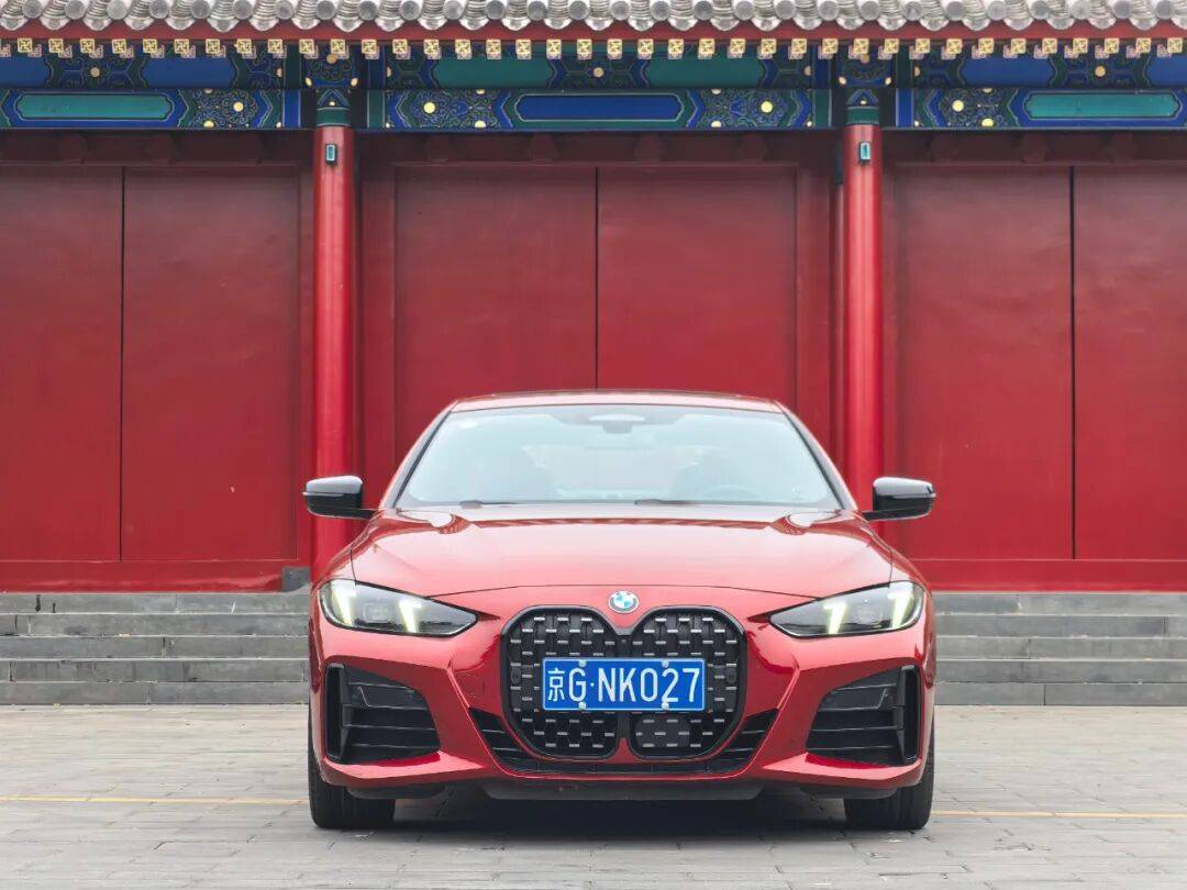 寶馬G22 430i雙門(mén)轎跑車(chē)換了尾標(biāo)的雙門(mén)版3系,操控自然更便捷