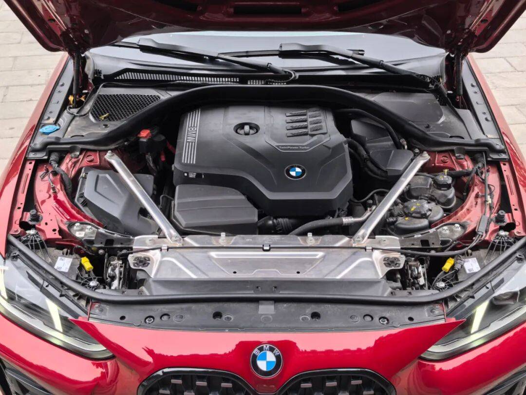 寶馬G22 430i雙門(mén)轎跑車(chē)換了尾標(biāo)的雙門(mén)版3系,操控自然更便捷