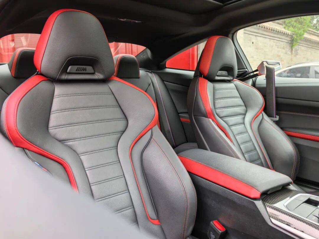 寶馬G22 430i雙門(mén)轎跑車(chē)換了尾標(biāo)的雙門(mén)版3系,操控自然更便捷