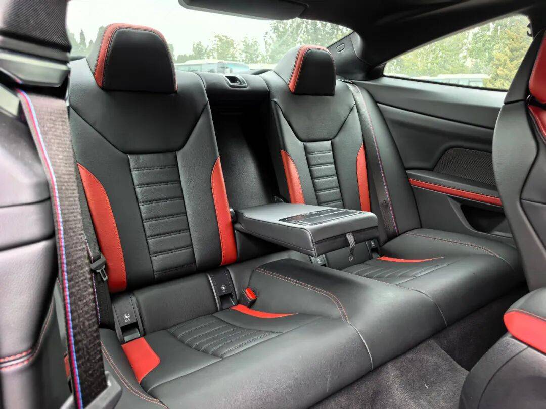 寶馬G22 430i雙門(mén)轎跑車(chē)換了尾標(biāo)的雙門(mén)版3系,操控自然更便捷