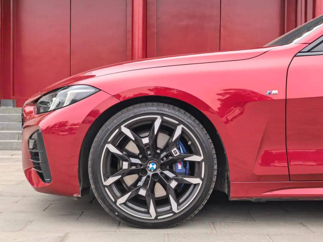 寶馬G22 430i雙門(mén)轎跑車(chē)換了尾標(biāo)的雙門(mén)版3系,操控自然更便捷