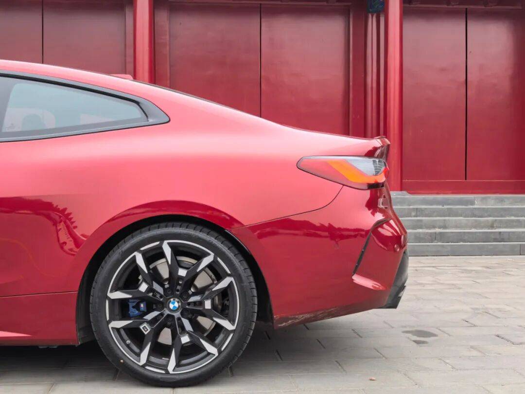 寶馬G22 430i雙門(mén)轎跑車(chē)換了尾標(biāo)的雙門(mén)版3系,操控自然更便捷