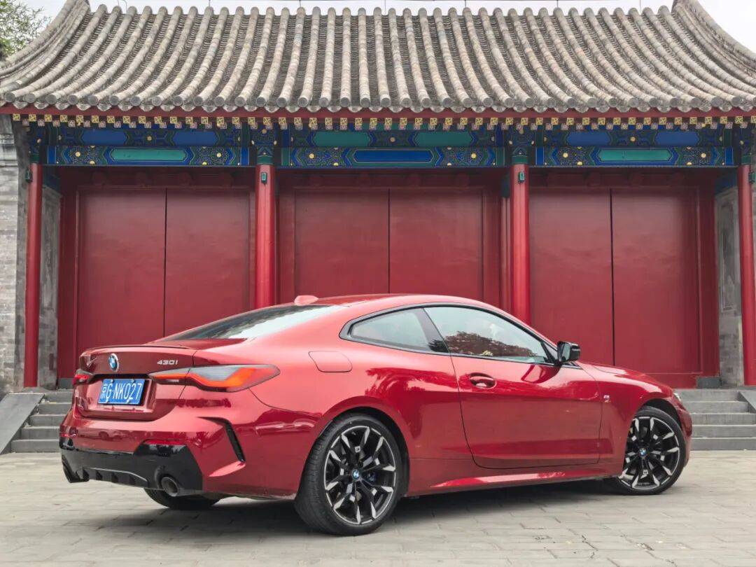 寶馬G22 430i雙門(mén)轎跑車(chē)換了尾標(biāo)的雙門(mén)版3系,操控自然更便捷